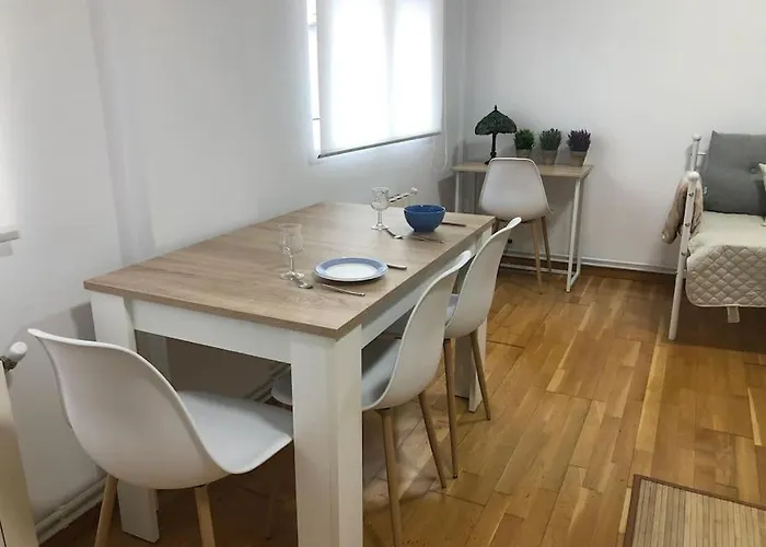 Piso En Zona Universidad Y Sardinero By Urbanhosting *